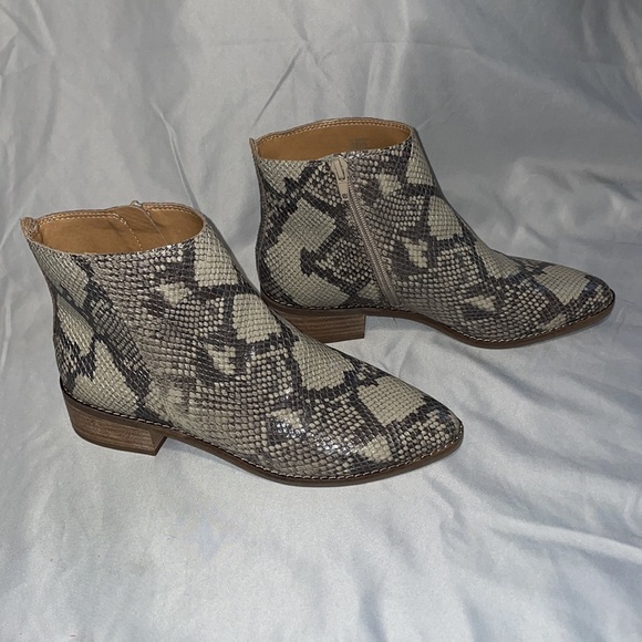 Size 7 Women’s Lucky Brand Snake Skin Design Ankle Boots - Picture 2 of 6